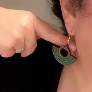 Boucles d'oreilles en bois style clou, minimalistes, finition lisse, prix usine, vente en gros - Product Image 3