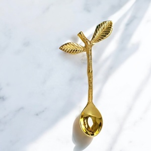 Cuchara de hoja chapada en oro Diseño de rama único para servir elegante o acento decorativo Vajilla moderna - Product Image 1