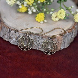 Pendientes de Latón Hechos a Mano por Artesanos, Pendientes de Latón con Acabado de Alto Brillo, Precio de Fábrica al por Mayor - Product Image 1