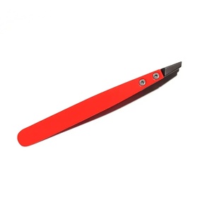 Pince à épiler de luxe Ryzer Studio, moderne, rouge, en acier inoxydable, à pointe incurvée, design durable pour une mise en forme précise - Product Image 2
