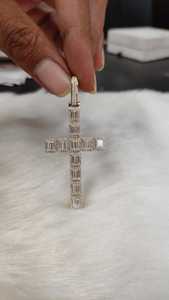 Pendentif Croix en Argent Sterling 925 avec Moissanite Taille Baguette Sertie en Bezel, Bijou Chrétien Religieux Unisexe - Product Image 2