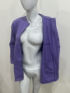Chemise de récupération post-mastectomie à usage hospitalier avec poches zippées pour drainages et attaches pour maintenir les tubes de drainage - Product Image 4