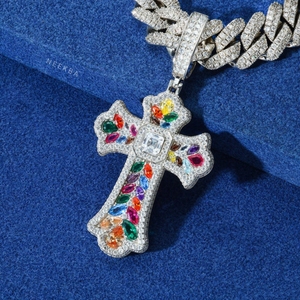 Pendentif Croix Multicolore Arc-en-ciel Sertie de Moissanite en Argent 925 – Bijou Tendance à Forte Brillance - Product Image 2