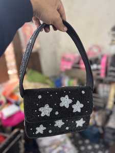 กระเป๋าถือผ้าปักลายทำมือ รูปทรงสี่เหลี่ยม ลายดาวและพระจันทร์ สีดำ - Product Image 2