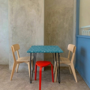 Table basse de salle à manger en acier et plastique recyclé 4GoodThings, style moderne minimaliste, imperméable, durable, empilable, meubles pour la maison - Product Image 4