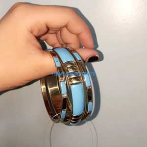Elegante brazalete de resina azul cielo con detalles en tono dorado, hecho a mano para uso diario, festivo y para fiestas. - Product Image 5