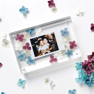 Cadre photo en résine florale de luxe avec détails artistiques faits à la main pour des occasions de cadeaux spéciales - Product Image 3
