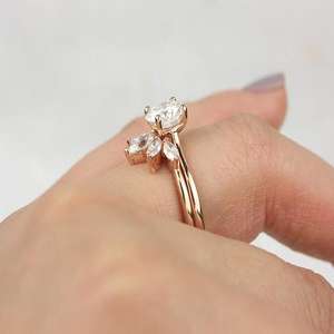 Anillo de compromiso solitario de moissanita brillante de 2 quilates con banda delicada de cinco piedras de corte marquesa y diseño de chevron, conjunto nupcial. - Product Image 3