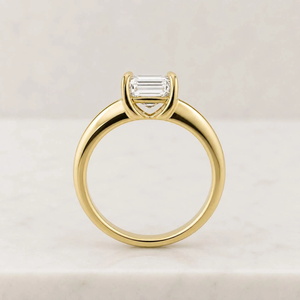 Magnifique bague de fiançailles en diamant taille émeraude, or jaune, sertie de griffes, pierres latérales en canal, bijoux fins classiques pour femme - Product Image 3