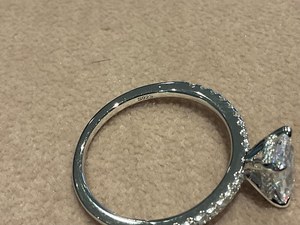 Anillo de compromiso de moissanita de 3 quilates con corte esmeralda, plata 925 original, estilo moderno de media eternidad, regalo para cumpleaños y fiestas. - Product Image 4