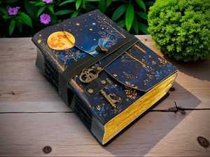 Diario de Cuero con Fases Lunares y Llave, Cuaderno Grimoire Personalizado, Libro de Sombras, Diario Vintage Hecho a Mano, Regalo de Brujería - Product Image 4