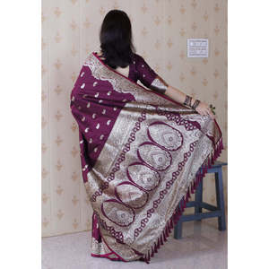 Sari en soie douce Banarasi de couleur vin avec un motif tissé en zari argenté, vêtements indiens et pakistanais, 650g - Product Image 3