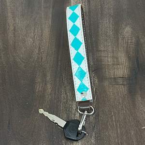 Nouveau porte-clés personnalisé en cuir de vache véritable, design à carreaux, pour cadeau, vente en gros - Product Image 4