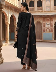 Ensemble Kurta et pantalon en soie romaine brodée noire avec dupatta, col cœur, coupe droite longueur mollet, tenue ethnique pour femme - Product Image 3