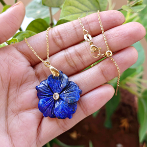 Colgante de flor tallado a mano en lapislázuli natural con cristal transparente CZ, cadena de latón chapada en oro de 18k, collar llamativo para mujer. - Product Image 3