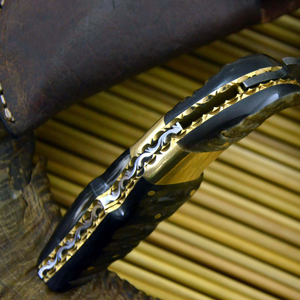 Cuchillo de Caza de Acero de Damasco con Hoja Dentada de Punta Trasera, Mango de Madera y Funda de Cuero para Uso en Exteriores y Camping - Product Image 3