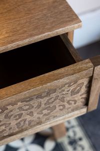 Mesa de Noche de Madera de Teca con Patrón de Leopardo, un Cajón y Tapa de Latón - Product Image 5