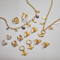 Ensemble Bijoux Série Insectes en Acier Inoxydable Plaqué or Émail Incrustation Zircon Pendentif Abeille Collier Boucles d'Oreilles Bague pour Femmes Cadeaux