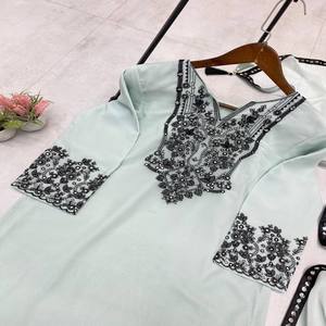 Conjunto de Kurta y Pantalón de Georgette para Fiesta para Mujer VASTRA COTTAGE con Bordado de Papel Metálico, Detalle de Encaje y Dupatta a Juego - Product Image 5