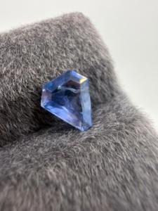 Zafiro tallado Natura Blue Shield de 8.5x7.5x3mm y 1.38ct, piedra preciosa facetada suelta de Ceilán para la fabricación de joyas, Zehra Gems - Product Image 1