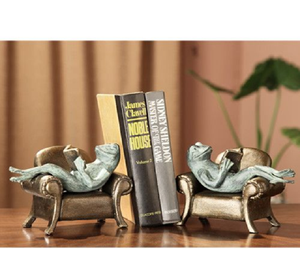 Grenouilles en bronze fantaisistes s'amusant dans des fauteuils en lisant des supports de livres, une touche ludique. Disponible aux prix de gros. - Product Image 1