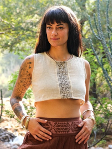 Top corto de algodón Khadi hecho a mano con borde estampado, blusa artesanal cómoda de cuello redondo sin mangas para verano - Product Image 3