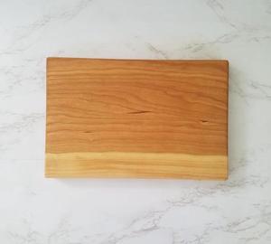 Planche à découper en bois d'acacia rustique, naturelle, faite à la main, durable, rectangulaire, épaisseur 1,2 cm, passe au lave-vaisselle, pour légumes - Product Image 1