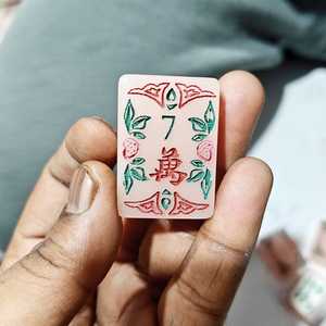 Pendentif en résine fait main motif Mahjong avec décor floral rose, rouge, vert, peint à la main, art populaire, objet de collection, décoration artisanale - Product Image 2