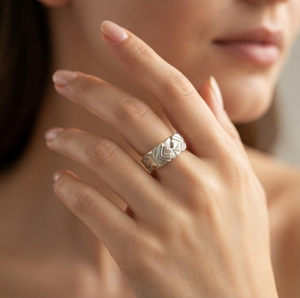 Anillo Angular Grabado DIVYORO - Product Image 4