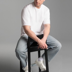 เสื้อยืดคอกลมทรงพอดีตัว ไซส์ใหญ่พิเศษสำหรับผู้ชาย ผ้าฝ้าย 100% ถักทอเป็นมิตรต่อสิ่งแวดล้อม น้ำหนัก 220 กรัม สีพื้น แบบเรียบง่าย สไตล์สตรีทแวร์ รุ่นใหม่ล่าสุด - Product Image 4