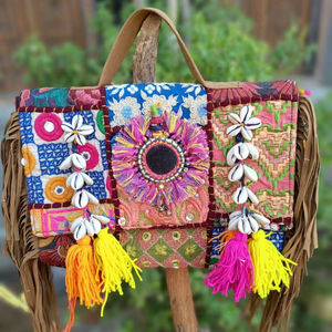 Sac fourre-tout indien fait main en patchwork avec franges, sac à bandoulière brodé en coton ethnique avec pompons et miroir pour femme - Product Image 1