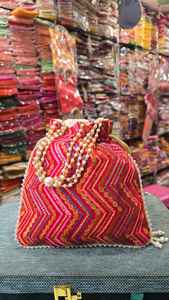 Bolsitas indias vibrantes bordadas con diseño en zig-zag, con asa de perlas y detalles de borlas, ideales para regalos de boda o Eid. - Product Image 3