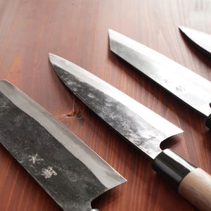 Cuchillo de chef japonés forjado a mano Tosa-Uchi de acero al carbono Aogami, ecológico, con mango de madera ambidiestro. - Product Image 1