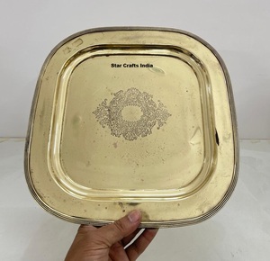 Plats et assiettes de service ronds en métal poli plaqué or, écologiques et modernes, faits à la main - Product Image 3