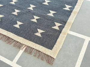 Alfombra tejida a mano de yute con patrón geométrico Kilim proveedor mayorista que ofrece alfombras sostenibles a granel - Product Image 2