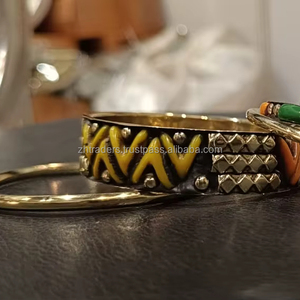 Elegante Brazalete de Latón Hecho a Mano con Brillo Regio para un Estilo Impresionante, Regalos de Lujo y Uso Diario - Product Image 1
