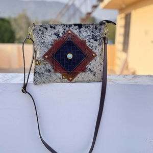 Nouveau sac à main en cuir sculpté à la main par un designer, véritable sac bandoulière en fourrure de vache, sacs bohèmes élégants pour femmes, multi-usages - Product Image 1