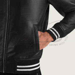 Chaqueta Bomber Varsity de Cuero Negro para Hombre con Mangas de Cuero Blanco Genuino y Puños Acanalados a Rayas, Estilo Clásico de Béisbol - Product Image 6