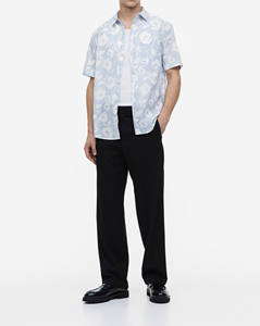 เสื้อเชิ้ตผู้ชายแขนยาวทรงเข้ารูป ผ้าซาตินสีพื้น ปกคอปกแบบพับได้ ติดกระดุม  100% โพลีเอสเตอร์ เหมาะสำหรับใส่ทำงานหรือในโอกาสทั่วไป - Product Image 1