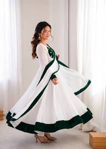 Costume Anarkali traditionnel blanc et vert pour femmes, longueur au sol, en coton, tenue ethnique de mariage, style Inde Pakistan - Product Image 4