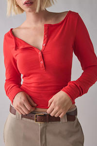 Camisa Henley de Manga Larga para Mujer, 100% Algodón, Ajustada, con Botones al Frente, Top de Moda Boutique, Ropa de Calle Personalizada al por Mayor - Product Image 5