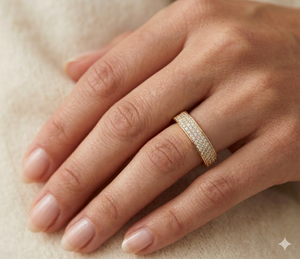 Aniva RNP02 Anillo de Eternidad para Hombre en Oro Amarillo de 18K con Diamantes Cultivados en Laboratorio EF VVS de Triple Hilera y Pavé Completo, Certificado por IGI - Product Image 2