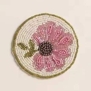 Elegante Posavasos Bordado con Cuentas y Detalles Hechos a Mano, con un Atractivo Decorativo para el Hogar - Product Image 2