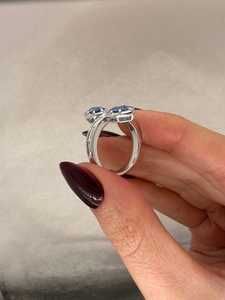 Bague Axe en Diamant et Saphir Bleu Haut de Gamme Or 18K Certifié IGI Design Moderne Élégant Saphir Bleu Non Chauffé Géométrique Axe - Product Image 3