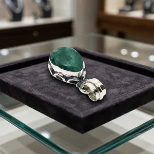 Colgante de Cuarzo Verde Celestial en Plata de Ley 925 con Engaste de Bisel, Joyería Unisex - Product Image 3