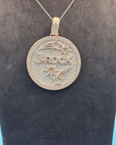 จี้ฮิปฮอปแบบกำหนดเองประดับเพชรโมอิสซาไนต์ VVS เงินแท้ 925 ชุบทอง ประดับเพชรเต็มวง จี้รูปวงกลมพร้อมอักษรย่อแบบสองสี - Product Image 1