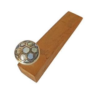 Butoir de porte en bois fait à la main avec boutons en laiton vintage Style design industriel pour cuisine chambre salle de bain tiroirs commodes - Product Image 1