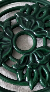 Waldgrüner, fertiggestellter Metall-Blumen-Tischuntersetzer, dekoratives Küchenzubehör, direkt ab Werk zum Großhandelspreis. - Product Image 4