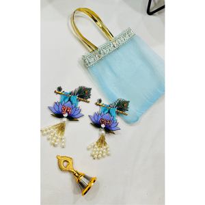 ถุงผ้าออร์แกนซ่าสีน้ำเงินพร้อมหูหิ้วสีทองและพวงแขวนพระคริชนา ชูบห์ ลับห์ |   ชุดของขวัญตอบแทนงานแต่งงานแบบอินเดีย |   กระเป๋าผ้าพื้นเมือง - Product Image 4
