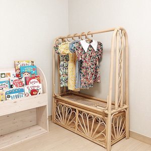 Perchero de ratán para exhibir ropa en tiendas y en el hogar, una excelente opción, resistente, con barra para colgar ropa. - Product Image 4